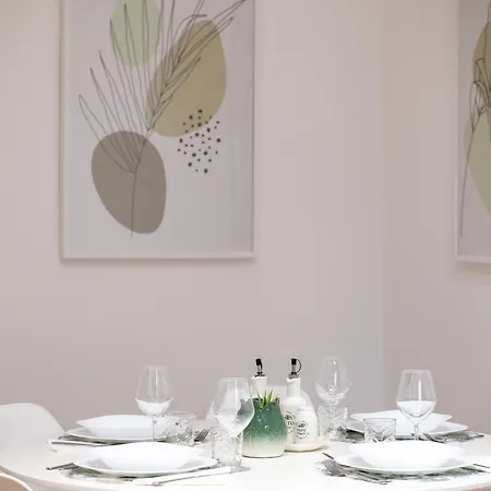 Daire 5 Guests - Modern With Balcony Milano