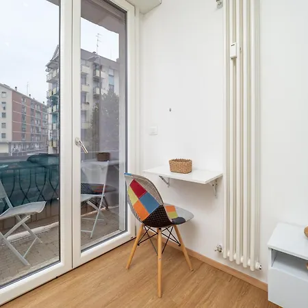 5 Guests - Modern With Balcony ميلان