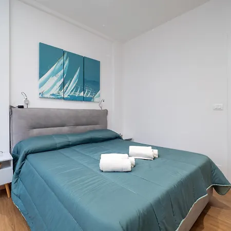 5 Guests - Modern With Balcony * ميلان
