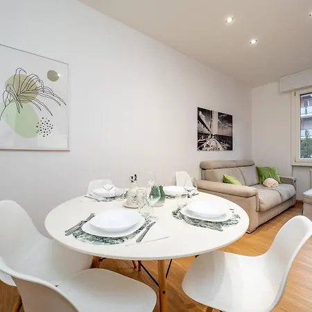 5 Guests - Modern With Balcony Apartament